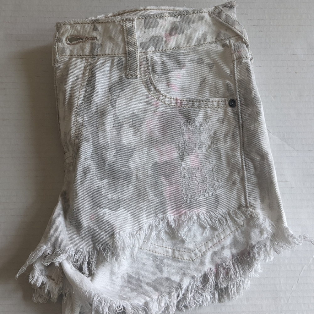 Free PEOPLE ICING WASH CUTOFF WHITE JEANS CAMO SHORTS MID-RISE SIZE 25 - Picture 8 of 13
